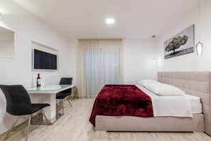 Estudio de lujo, balcón, vistas al mar | Caja fuerte, escritorio, sistema de insonorización