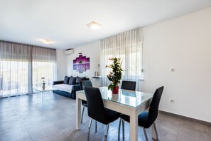 Comfort Apartment, Balcony, Sea View | In-room dining - Villa Lavanda (Podstrana)