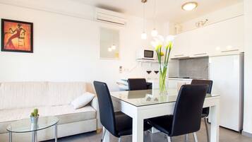 Apartamento, sacada, vista para o mar | Área de estar | TV de tela plana