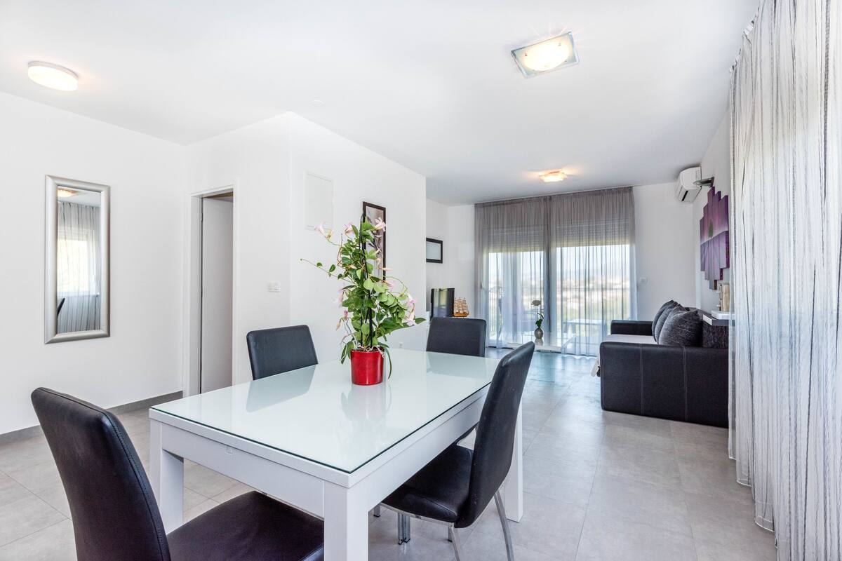 Appartement Confort, balcon, vue mer | Restauration dans la chambre