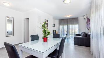 Apartamento conforto, sacada, vista para o mar | Opções para refeição no quarto
