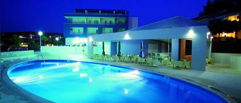 Piscina externa, guarda-sóis, espreguiçadeiras