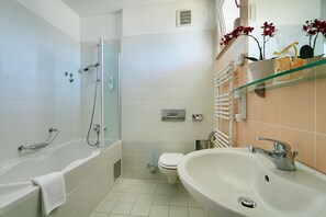 Appartement Tradition, 1 lit double et 1 canapé-lit, balcon | Salle de bain | Ensemble douche/baignoire, baignoire relaxante profonde