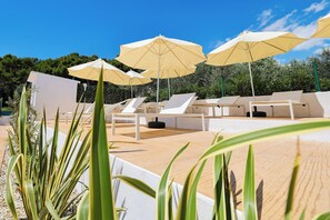 Een seizoensgebonden buitenzwembad en parasols bij het zwembad