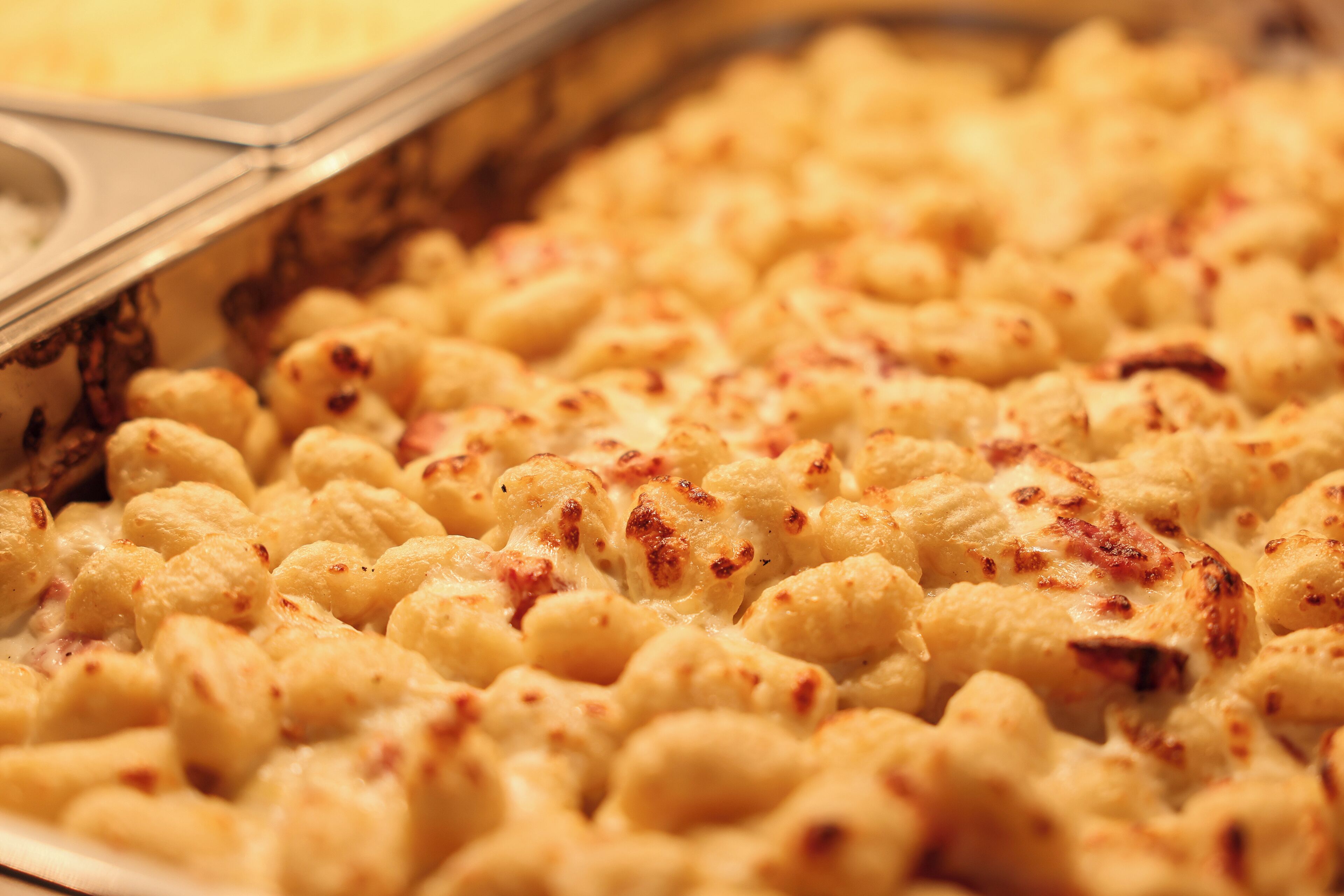Un plat de macaronis au fromage gratinés, recouverts d’une couche de fromage doré.