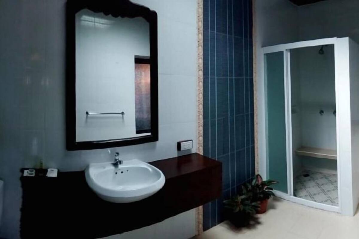 Dusj, toalettartikler (inkludert), hårføner og badekåper