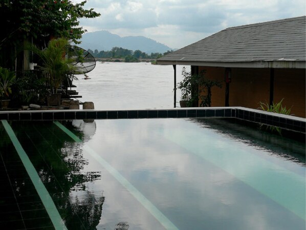 Una piscina al aire libre, tumbonas