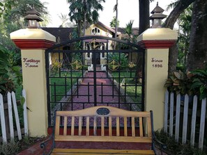 Interior entrance - Sala Done Khone (Khong District)