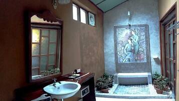 Chambre Deluxe avec lits jumeaux, vue jardin, côté jardin | Salle de bain | Douche, articles de toilette gratuits, sèche-cheveux, peignoirs