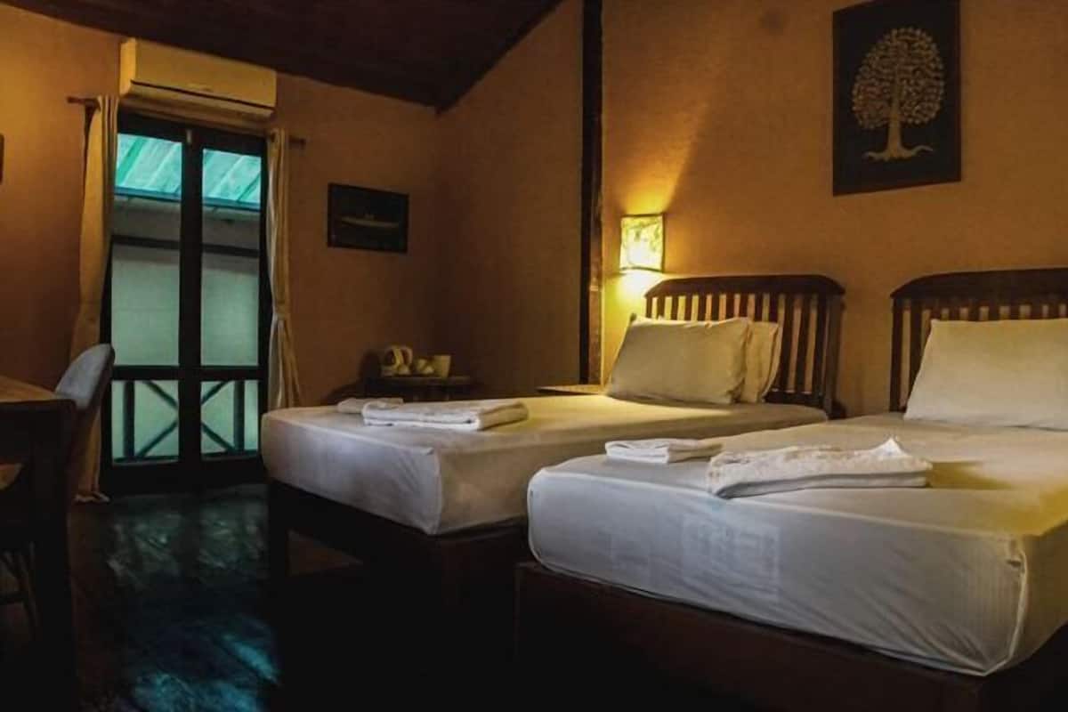 Safe på rommet, skrivebord, blendingsgardiner og wi-fi (inkludert)