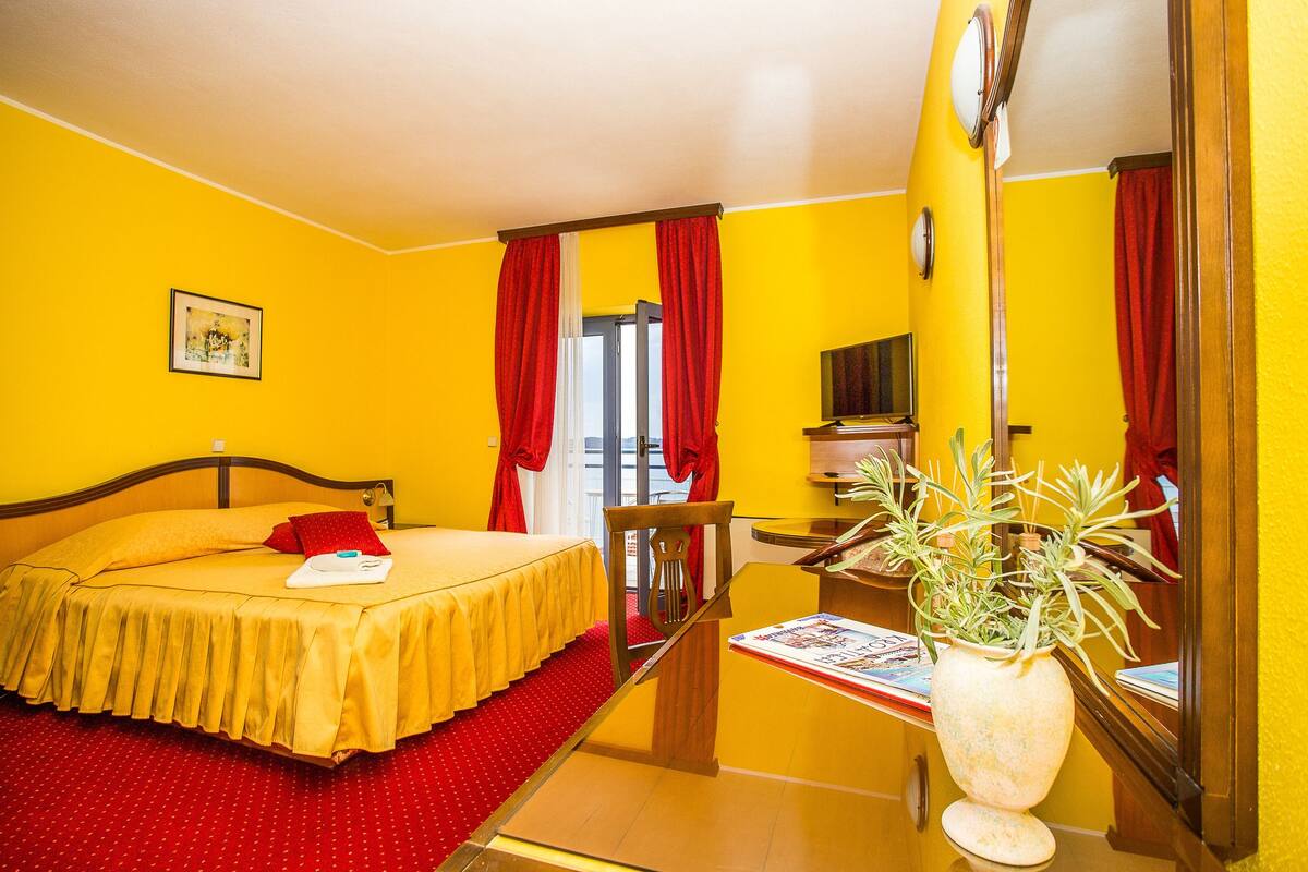 In-room safe, desk, iron/ironing board, free WiFi