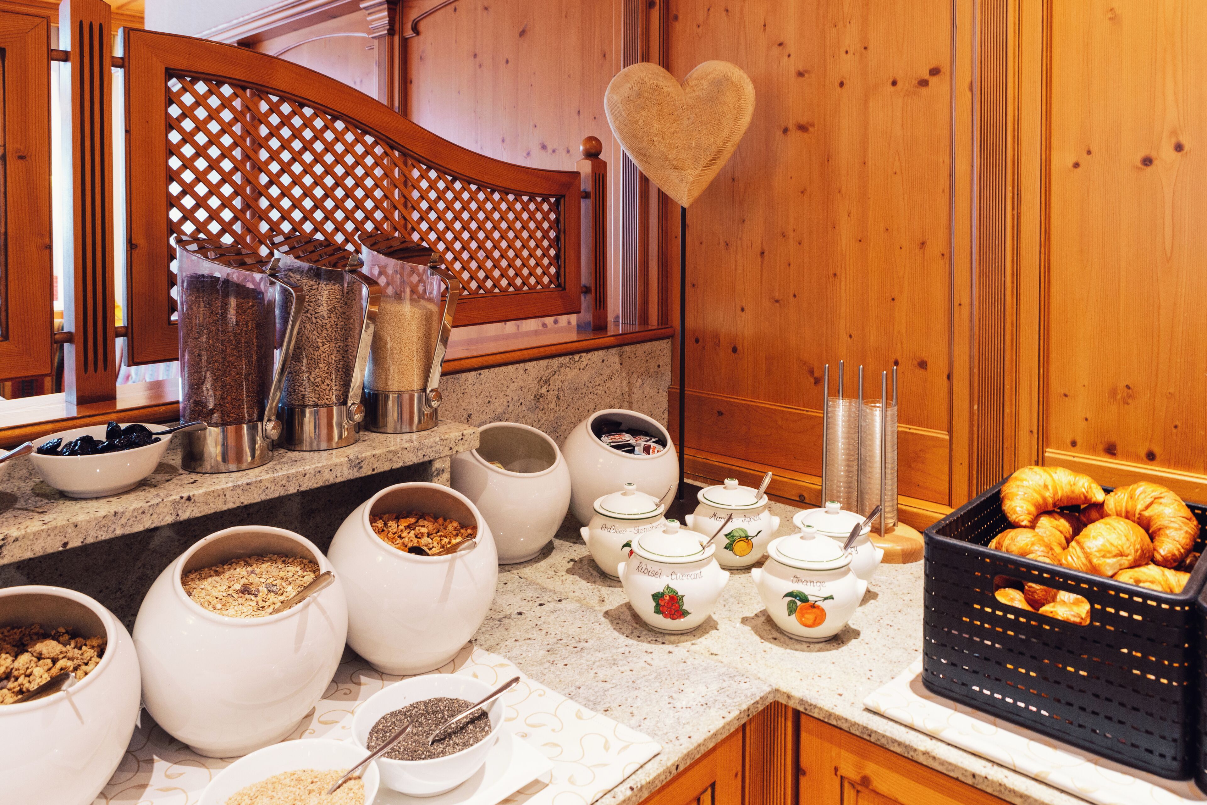 Un buffet de petit-déjeuner avec divers aliments et récipients.