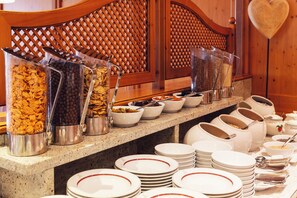 朝食 (ビュッフェ)、毎日提供 (無料)