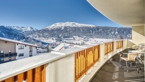 Ein Balkon mit Blick auf schneebedeckte Berge.