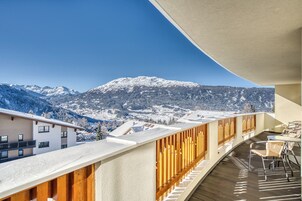 家庭房, 阳台, 山景 | 办公桌、免费 WiFi、床单