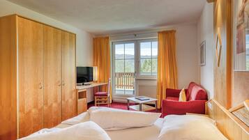 Comfort-Doppelzimmer, Balkon, Bergblick | Schreibtisch, kostenloses WLAN, Bettwäsche