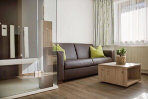 Grand Suite | Living area | Flat-screen TV - Hotel Venetblick (Jerzens)