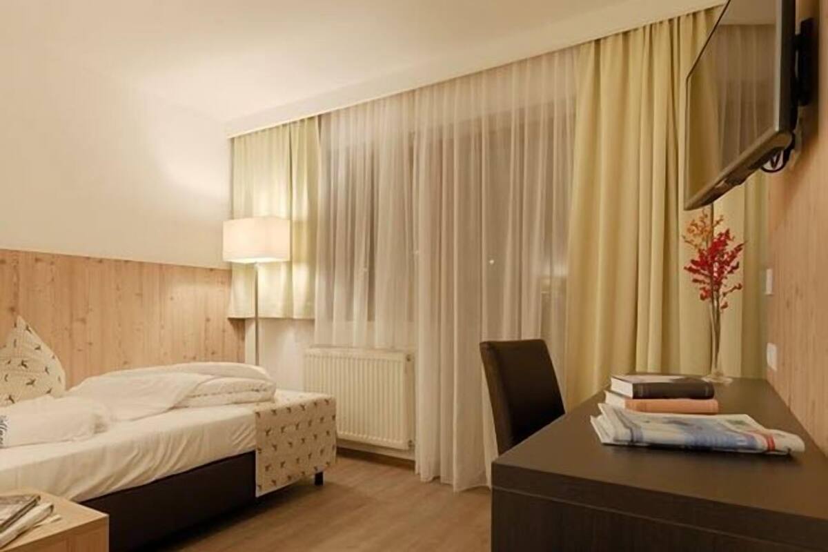 Single Room | In-room safe, desk, blackout drapes, WiFi (free)