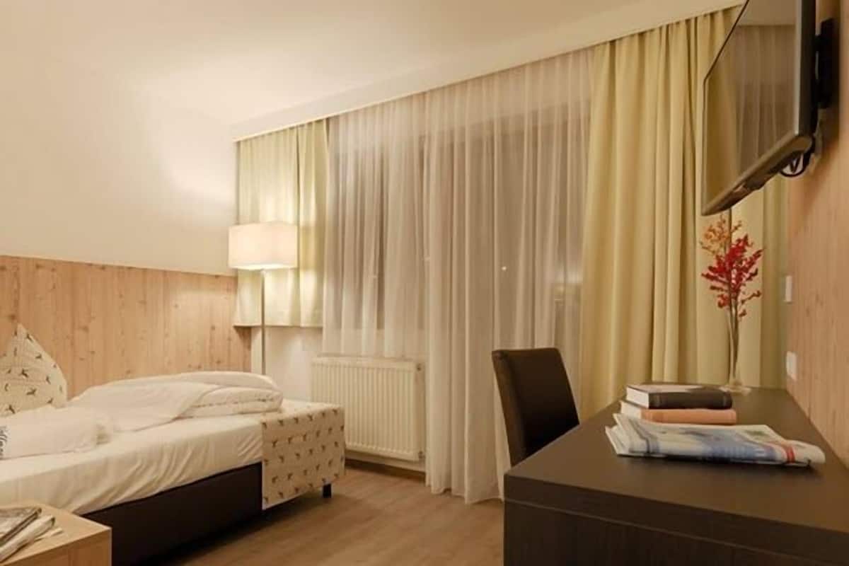 1 bedroom, in-room safe, desk, blackout curtains