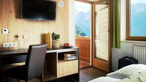 Basic Room | Peti besi dalam bilik, meja, langsir/tirai gelap terus, Wi-fi percuma 