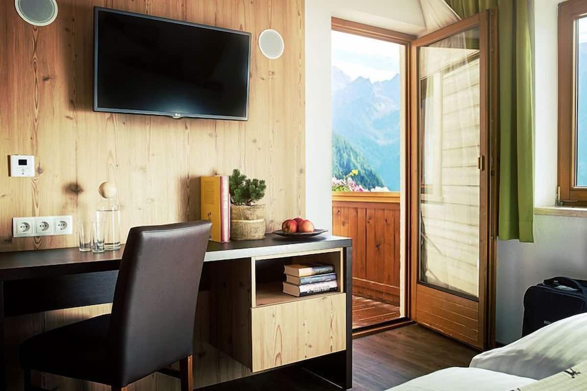 1 bedroom, in-room safe, desk, blackout curtains