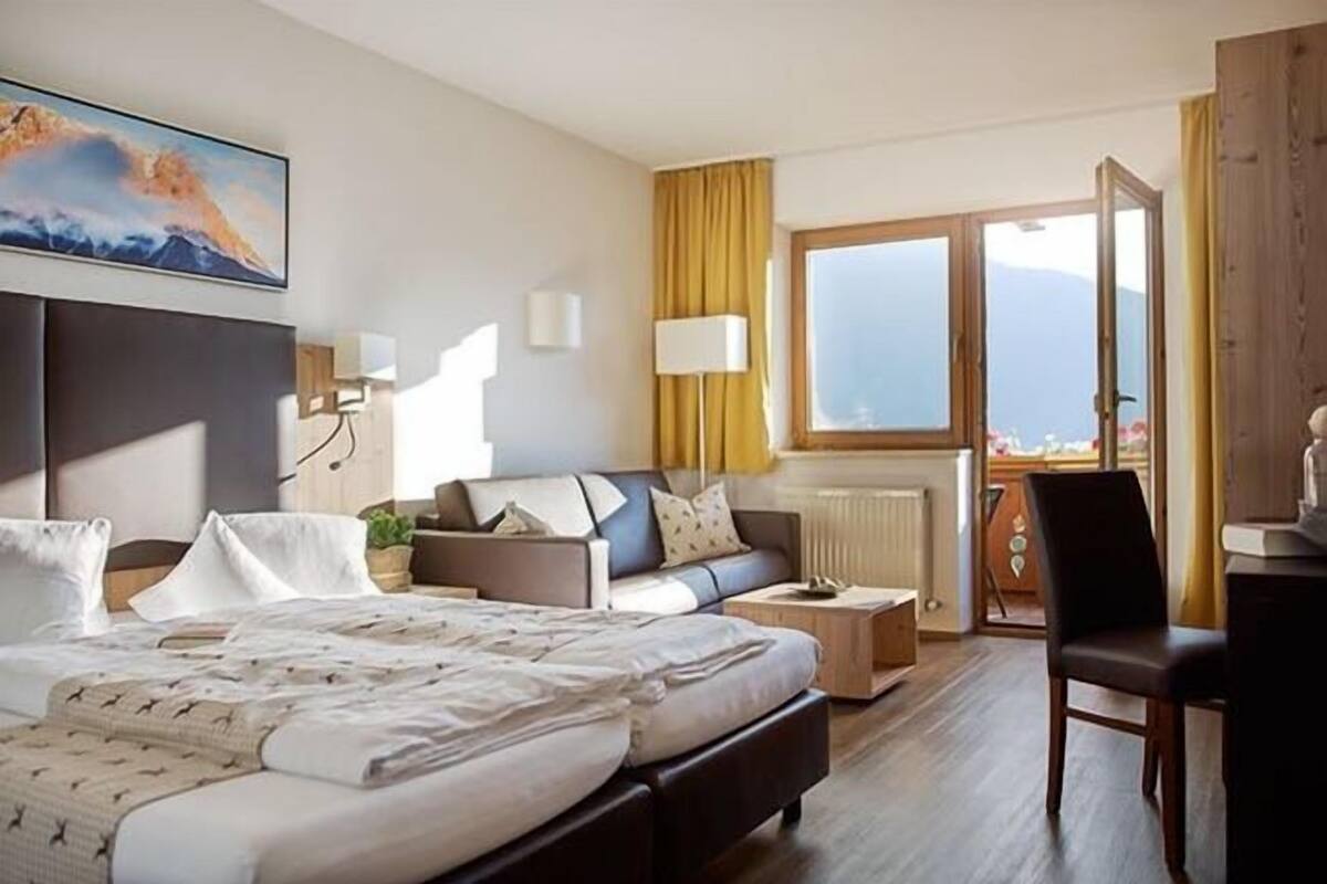 Classic Room | In-room safe, desk, blackout drapes, WiFi (free)