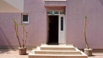 Pintu masuk properti