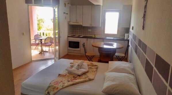 Apartamento, sacada | Área de estar | TV de tela plana