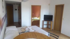 Departamento, balcón | Área de sala de estar | Televisión de pantalla plana 