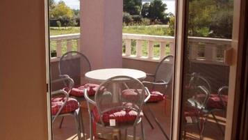 ์ํํธ, ๋ฐ์ฝ๋ | ํ
๋ผ์ค/ํํฐ์ค