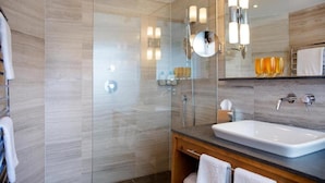 A modern bathroom with a glass-enclosed shower, a large mirror, and a white sink. - Valluga (Sankt Anton am Arlberg)