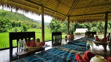 Free daily English breakfast