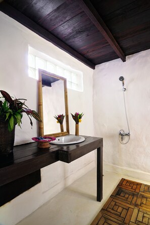 Shower, free toiletries, towels