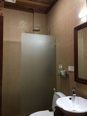 Dusche, kostenlose Toilettenartikel, Haartrockner, Handtücher