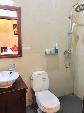 Ducha, artículos de tocador gratuitos, secador de pelo, toallas