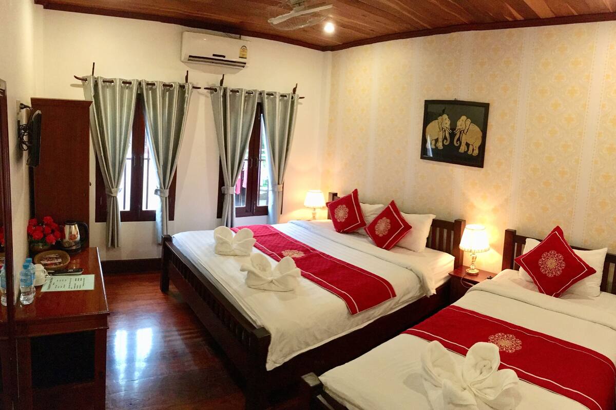 Superior Triple Room | Bar mini, peti besi dalam bilik, meja, kalis bunyi 