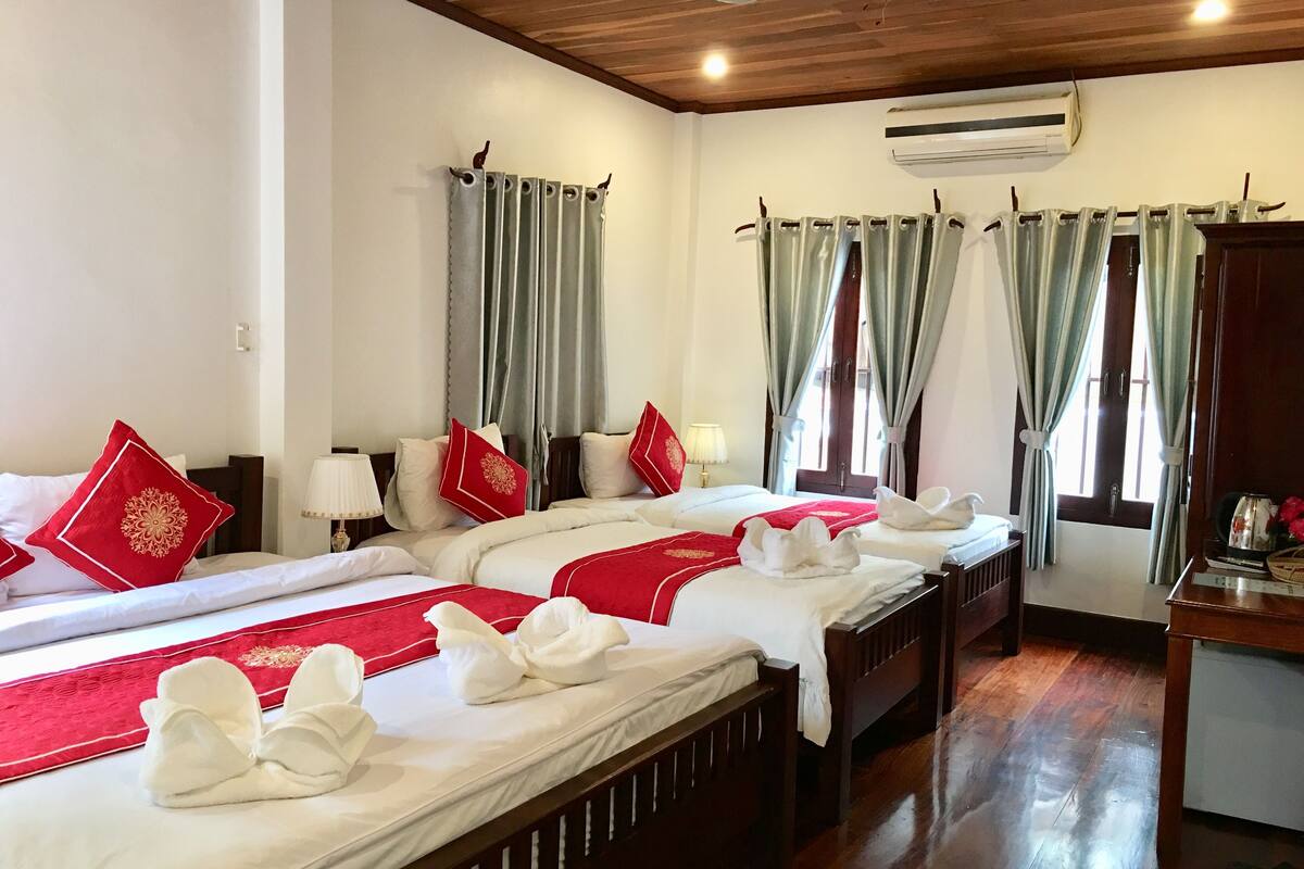 Superior Quadruple Room | Bar mini, peti besi dalam bilik, meja, kalis bunyi 