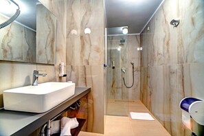 Een douche, gratis toiletartikelen, handdoeken