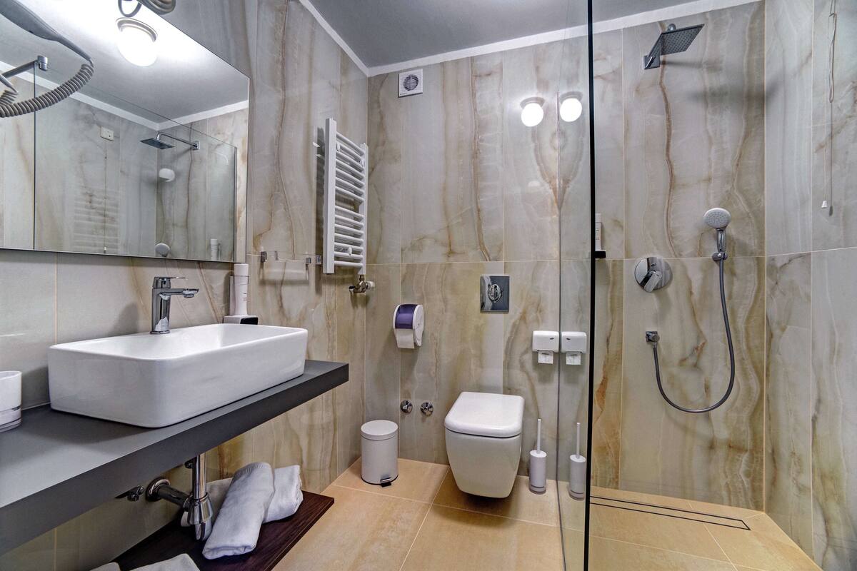 shower, free toiletries, towels