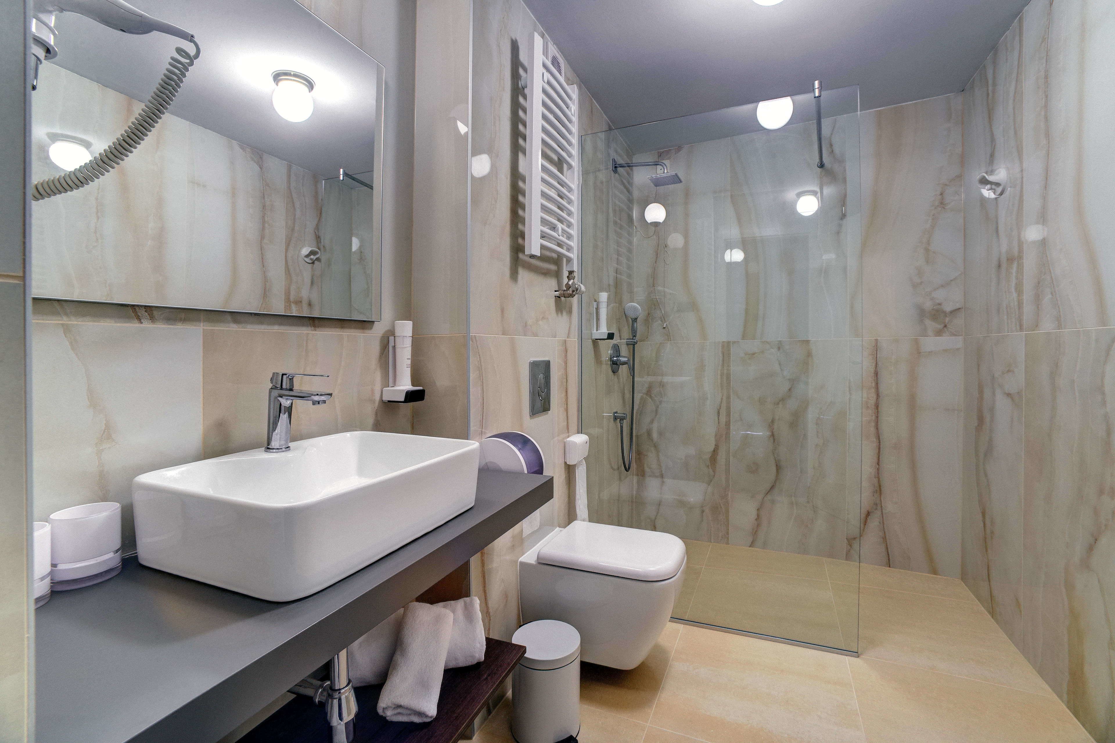 shower, free toiletries, towels