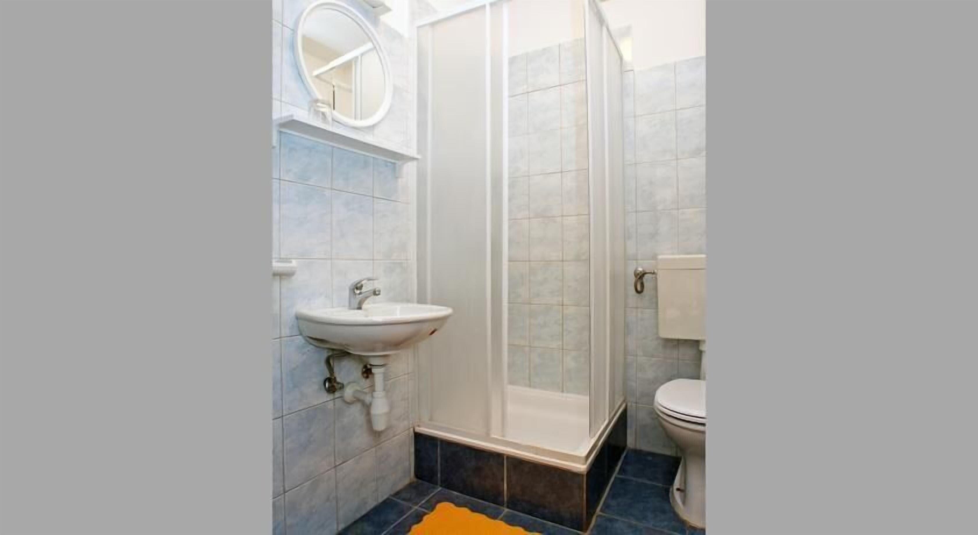 shower, free toiletries, towels