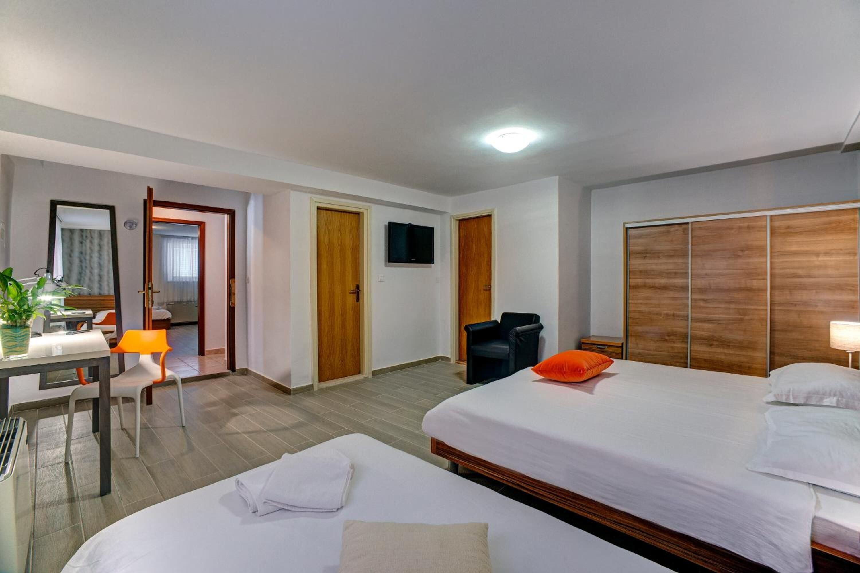 1 bedroom, in-room safe, desk, free wifi