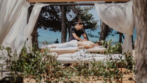 A massage therapy session in a gazebo with a view of the sea. - Hotel Villa Radin (Vodice)
