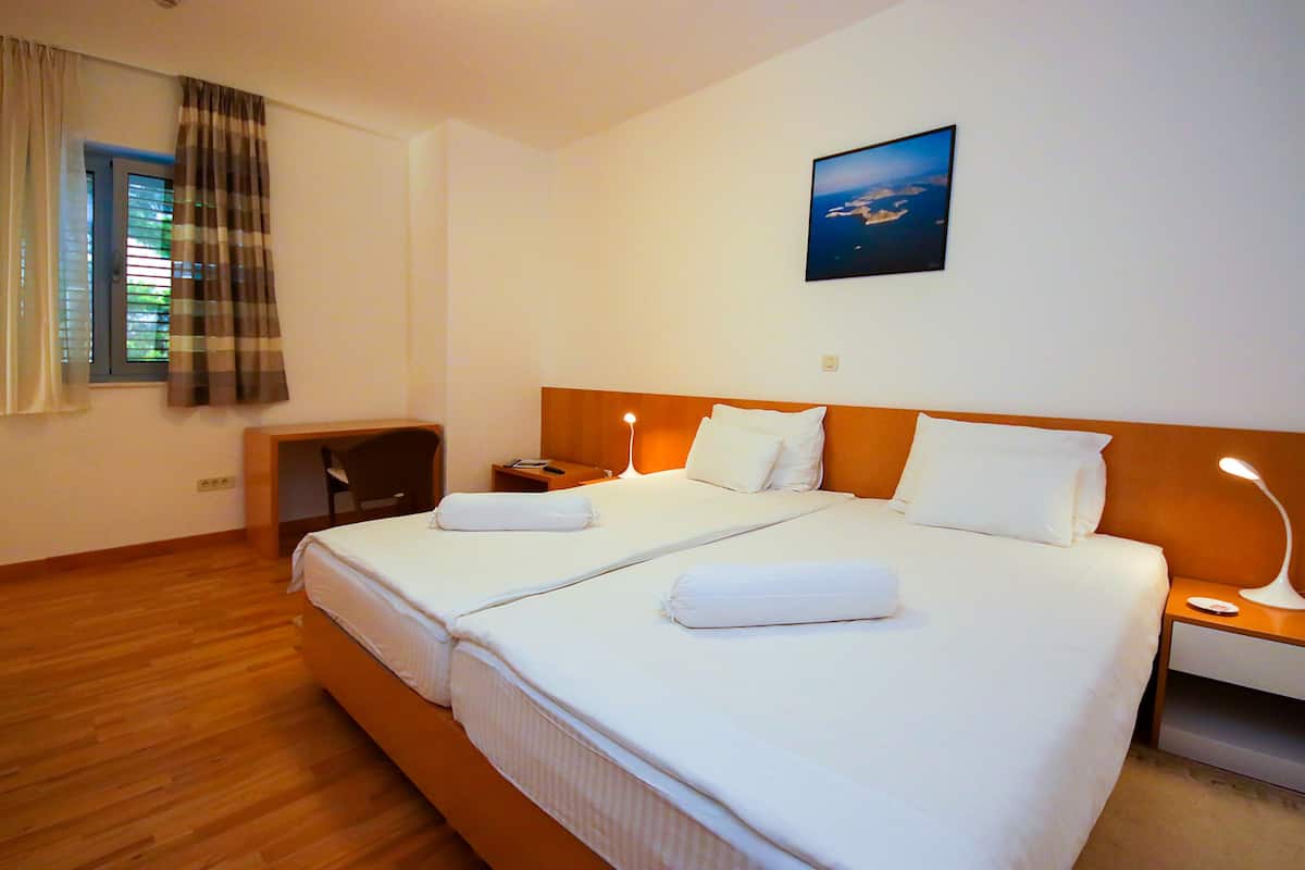 Classic Double Room, Balcony, Park Side | Minibar, una cassaforte in camera, una scrivania, tende oscuranti