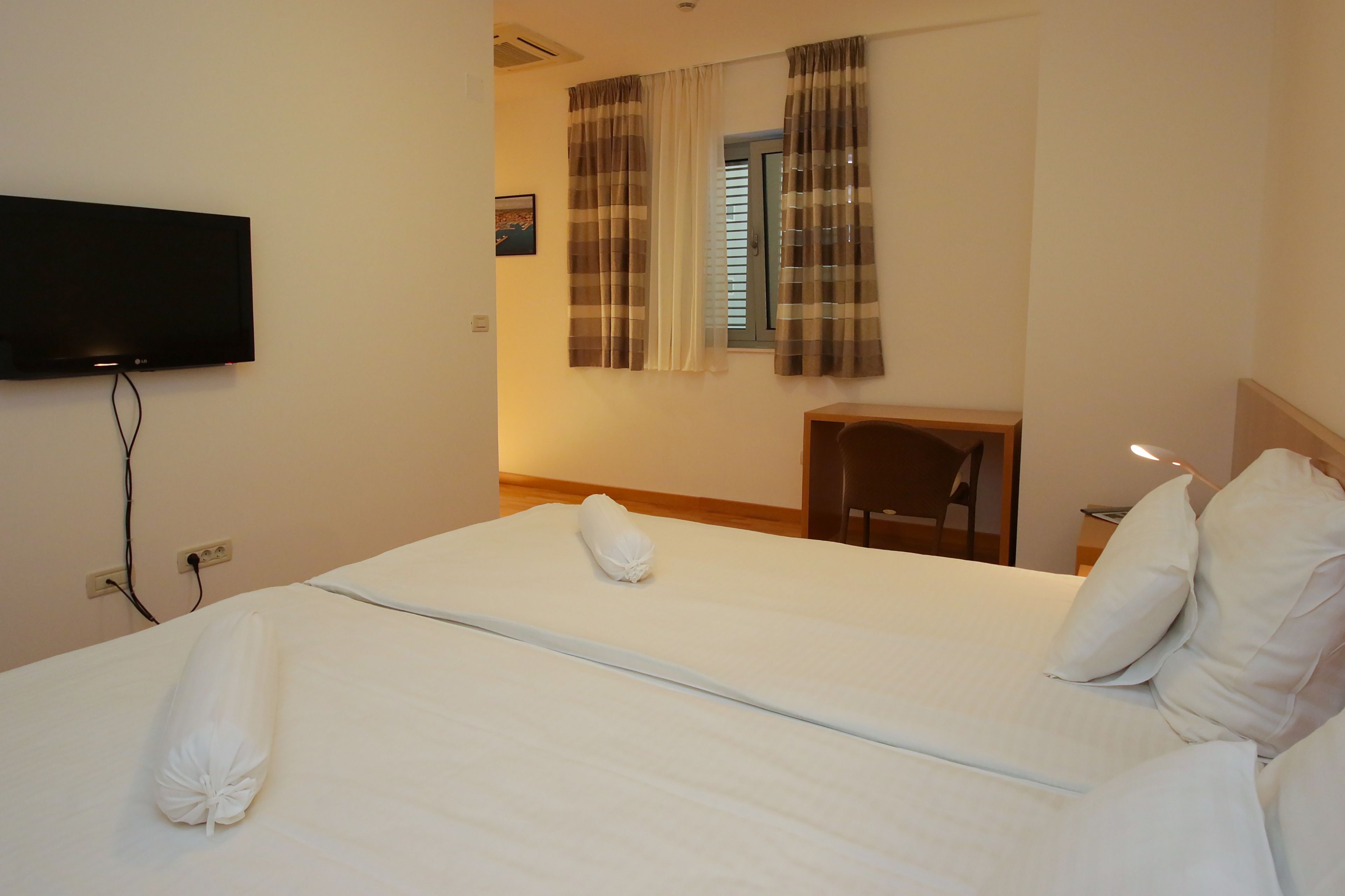 classic double room, balcony, park side | 1 bedroom, minibar, in-room safe, desk