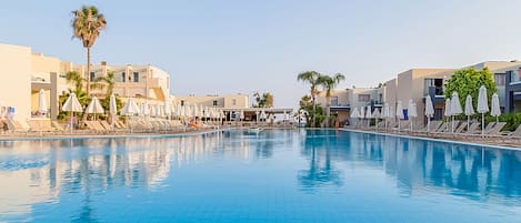 Piscina interna, 2 piscinas externas, guarda-sóis, espreguiçadeiras