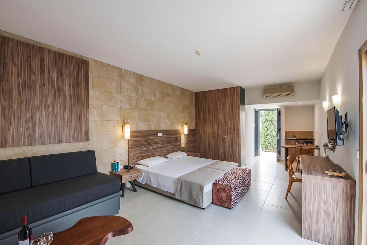 Een kluis op de kamer, een bureau, gratis wifi, beddengoed