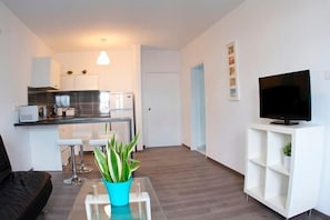 Superior-Apartment, 1 Schlafzimmer | Wohnbereich | Flachbildfernseher