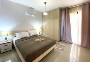 Comfort Townhome, 3 Bedrooms | In-room safe, blackout drapes, soundproofing, iron/ironing board