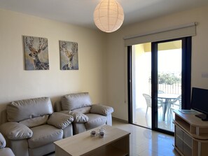 标准公寓, 3 间卧室 | 起居区 | 35-英寸纯平电视 （配备有线频道）、电视